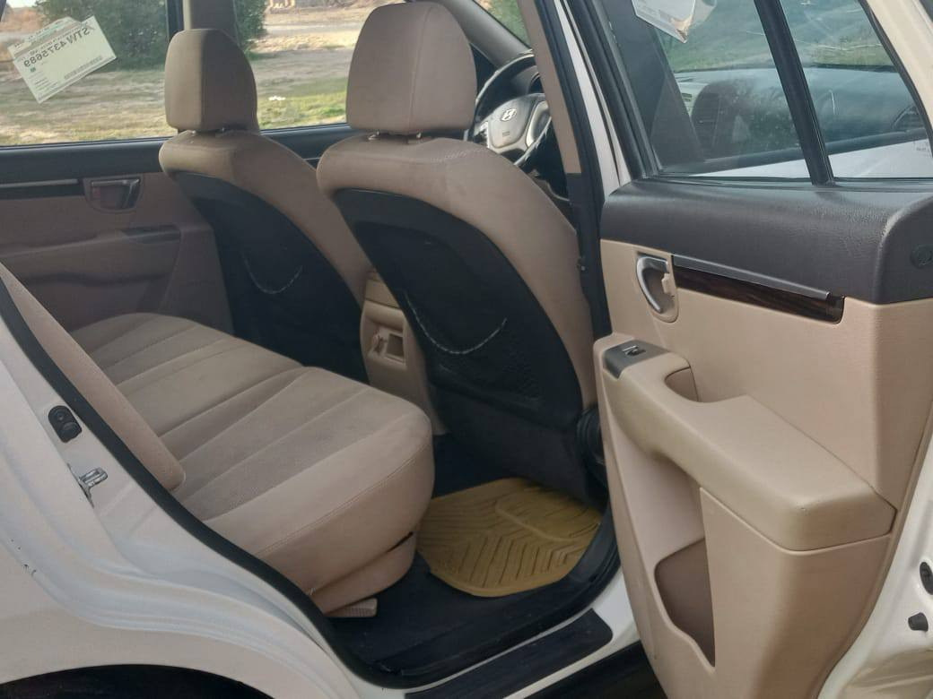 السلام عليكم من رخصت لادمن المحترم سنتافيه للبيع 2012 مكينه 6 سلندر 7 راكب 3 قطع تبريد فور ويل مري شفط كفاله عامه شرط الفحص تخم تاير مال جناي وباقي الموصفات الموجوده بلسنتافيه السعر 170 وبيه مجال حق الجيه رقم الهاتف *********** مكاني بغداد شعب
