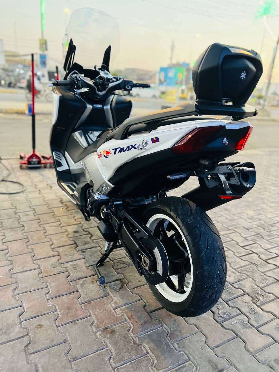 تيماكس DX قطعه مميزه بحاله الوكاله لون نادر طالعه من ماهر الكناني مزادها موجود بالمزاد ماشيه 3700km وحاليا 6000km  يعني ماشيه اقل 3 الاف بالعراق دراجه جديده كلش وبرغي مملعوب بيها حته دسكات بعدهن بلادي كلشي بيها بلادي ودراجه اجه بيه منضومه كامرات ودواسات ريزوما وقباقه مكينه ريزوما وقباقه عنابير ريزوما  وبيه بعد نواعم شواحن تليفون ثنين بلاديات بيه هواي شغلات حلوه مواصفات DX  معروفه تراكشن مثبت سرعه تدفئه كشن ويدات وجامه كهربائيه ودراجه سعرها 73 بيها مجال بسيط مكاني كربلاء شراي يتصل ***********
