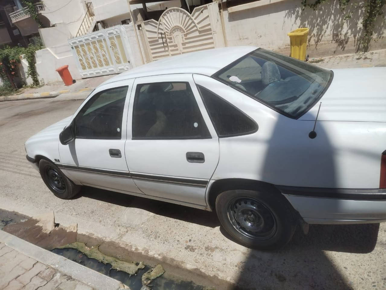 فكترا لون ابيض 
رقم صلاح الدين باسمي دولي 
تايرات تخم جديد قبل سبوعين شديتلها 
صدر جديد كهربائيات فول
سنوية لل 2028.
محرك 18
موديل 91 
بدون ضرر ولا ضربه بلاديه بدون خياس السعر 42 وبيها
 مجال  وذا من طرف ستاذ علي بيها مجالين
اليجي من طرفي يتدلل
للاستفسار الاتصال على رقم صاحب السيارة ***********
وحيا الله الشرايه
