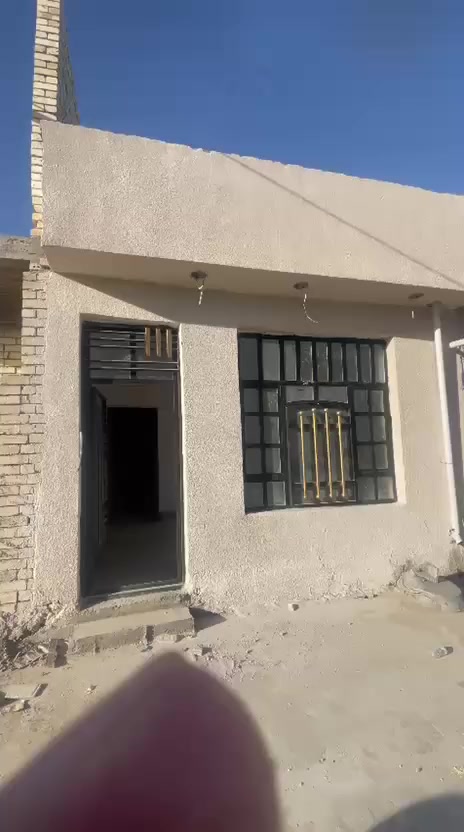 سلام عليكم عندي بيت ٥٠ متر بسمي خلف كليت سلام زراعي سند خمسوعشرين قرار محكمه  طابق واحد  لبيت كامل نقص ارضيات وسيراميك المطبخ كلشي بي كامل  من مجاري وماء وكهرباء كامل وسعر خاص او  تلفون  ***********.٠٧٧٢١٠٦٧٩  وشكرن
