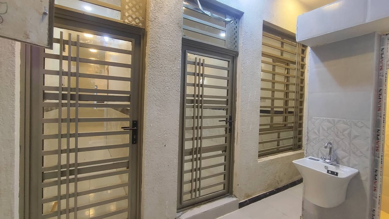 دار للبيع المساحه 100 متر بناء درجه اولى وحديث حي الشيشان الثانيه رقم الهاتف ***********
