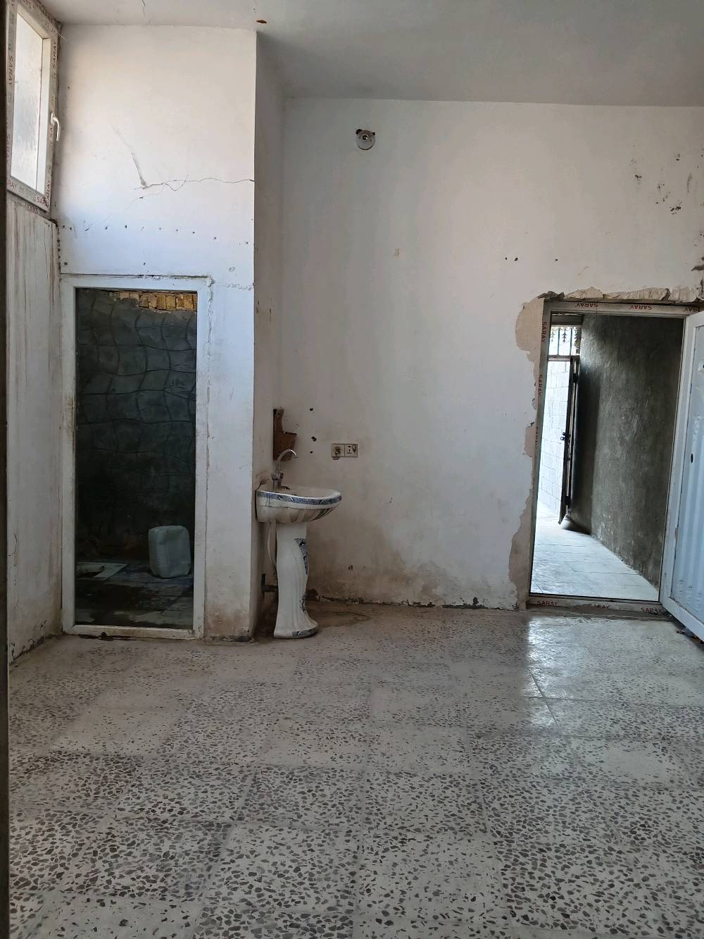 بيت إيجار المساحه ١٢٠ متر يحتوي على غرفة النوم وصاله ومطبخ وحمام داخلي وحمام خارجي ماسس ماء وكهرباء
العنوان الديوانية _شارع سالم 