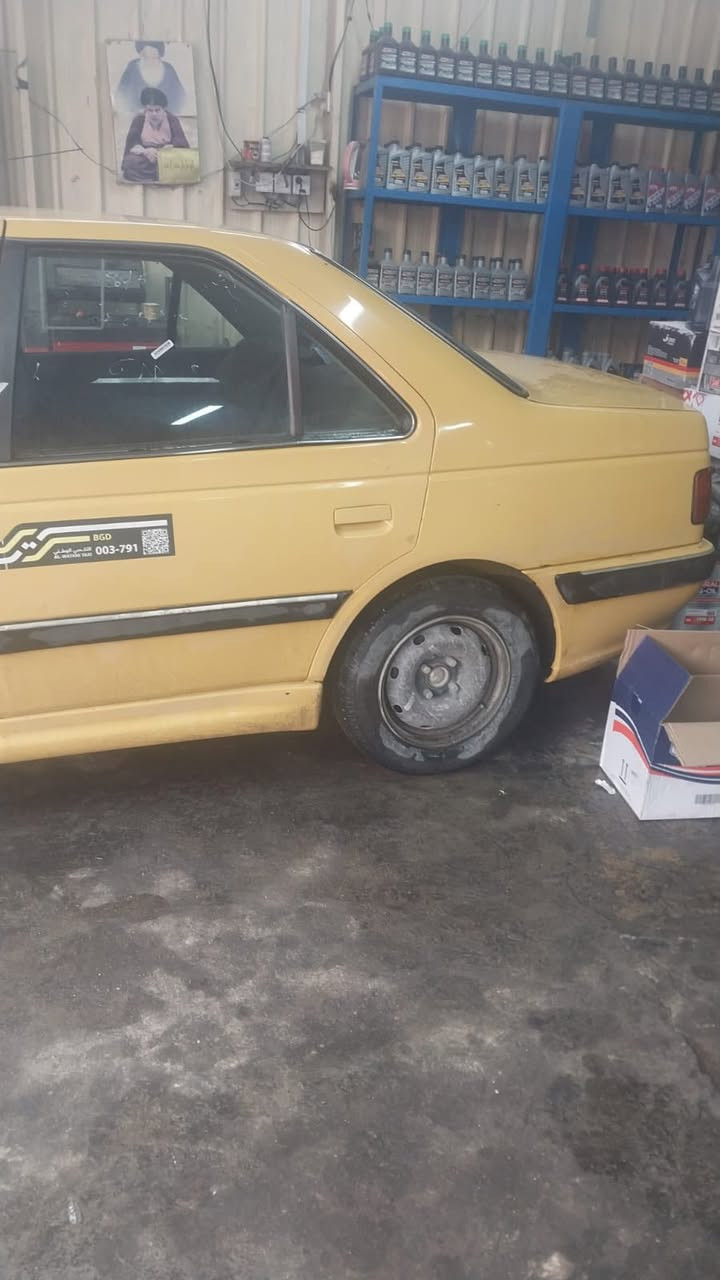 سلام عليكم بيجو بارص موديل 2015 السياره بيها باب الي وره السايق صبغ والباقي مكفول كير مكينه تبريد صدر امامي خلفي كفاله تخم تاير جديد باتري جديد (شباب اني مكلف بل نشر خابر علئ راعيها واتفق ويا ) مكان بغداد الامين الثانيه 
***********
