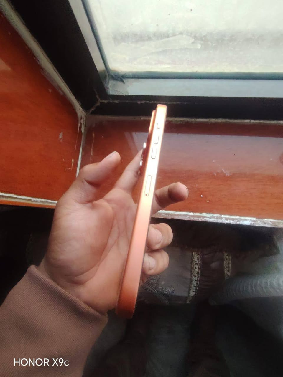 من رخصت الدمن
ايفون 17برو ماكس 
نضافه 100/100
جهاز بلادي
شركه كوبي ماستر 
بطاريه مثل ما موضح بل صوره 100/100
جهاز  كامل ملحقات  
مكاني القائم  حي صناعه وبيعك وجه الوجه 
رقم الهاتف  ***********
بي واتساب
