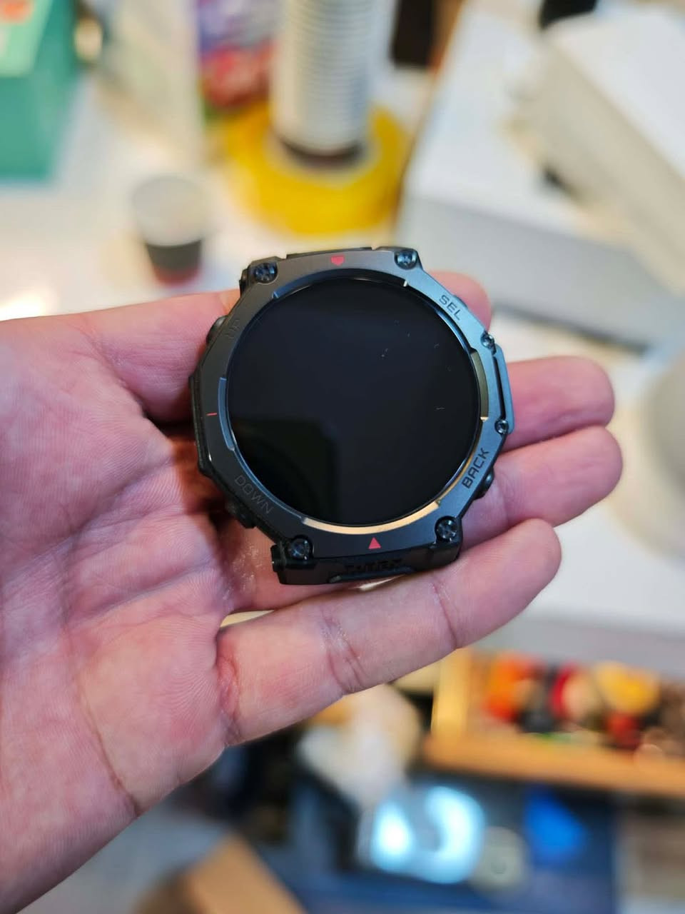 Amazift T Rex 3 Pro
280$
خامات فاخرة: الإطار والأزرار مصنوعة من التيتانيوم (Grade 5)، بينما تأتي الشاشة محمية بزجاج الياقوت (Sapphire Crystal) المقاوم للخدش.  
• حجمين لأول مرة: تتوفر بمقاسين؛ الكبير 48 مم (شاشة 1.5 بوصة) والجديد الأصغر 44 مم (شاشة 1.32 بوصة) لتناسب الأمعصم الأصغر.  
• سطوع خارق: الشاشة من نوع AMOLED تصل درجة سطوعها إلى 3000 nits، مما يجعلها واضحة جداً حتى تحت أشعة الشمس المباشرة.  
2. ميزات المغامرة والاتصال
• كشاف LED مدمج: تحتوي الساعة على كشاف فعلي (أبيض وأحمر) بعدة أوضاع (SOS، Red light، Boost) مفيد جداً في التخييم أو الجري الليلي.  
• الاتصال الصوتي: تدعم الساعة المكالمات عبر البلوتوث بفضل احتوائها على ميكروفون وسماعة خارجية (وهو ما كان ينقص الإصدار العادي).
• خرائط متطورة: تدعم الخرائط غير المتصلة بالإنترنت (Offline Maps) مع ميزات متقدمة مثل البحث عن نقاط الاهتمام (POI) وتخطيط المسارات مباشرة من الساعة.  
3. الأداء والبطارية
• مقاومة قصوى: تدعم الغوص الترفيهي حتى عمق 45 متراً، وحاصلة على شهادة EN13319، وتتحمل درجات حرارة من -30°C إلى 70°C.  
• عمر البطارية (نسخة 48 مم):  
• الاستخدام المعتاد: حتى 25 يوماً.  
• وضع الـ GPS الدقيق: حتى 38 ساعة.  
• نظام التشغيل: تعمل بنظام Zepp OS 5 الجديد الذي يدعم ميزة BioCharge لمراقبة مستويات الطاقة والتعافي بدقة أكبر.

مستخدم ٧ يوم مثل جديد


**إذا كنت صاحب هذا الإعلان وتريد حذفه لأي سبب، رجاءا أرسل رسالة إلى الدعم الفني**