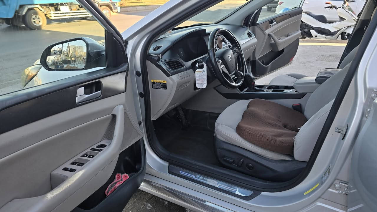 السلام عليكم للبيع سوناتا 2015 سبورت مواصفات تدفئة بل كشنات كشن السايق كهرباء فول تحكم ستيرن دبل كزوز اشاير بل مري  وارد امريكي السيارة من امريكا مابيها حادث فقط كم رصعة بل قمارة ما امأثرة هنا بل عراق صار بيها صبغ بنيد وباب السايق موضح بل سونار بدون حادث بدون معجون مكفوله شواصي ودواخل كير مكينة خير من الله لا تنقيص ولا تبخير بيها منضومة مال غاز تخم تاير نظيف السيارة ماشية 193 الف العنوان بغداد  الغزاليةة
السعر 98 وبيها مجال بسيط 
الاستفسار ***********
