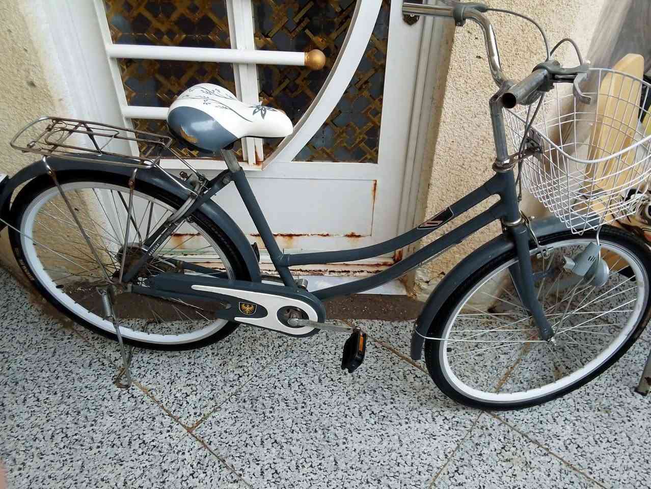 السلام عليكم
بايسكل بناتي لون رصاصي
سعر 80 و بيه مجال 
للتواصل: ***********
المكان / ميسان/ العماره/حي نهاوند
