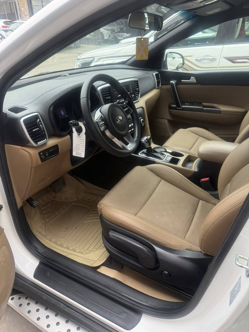 كيا سبورتج مكفوله من صبغ بارد قليل جداً ب البنيد إصبعين موديل 21  سعره 19800$ مكان معارض البياع ***********
