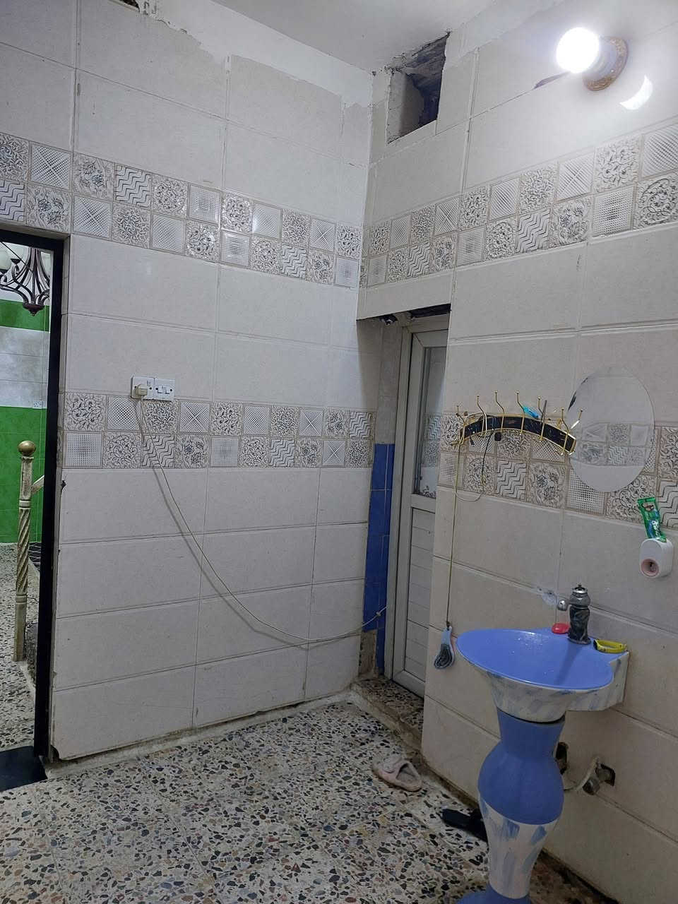 بيت قاطين على شارع العام كامل خدمات مي  خطين كهرباء  مساحه ١١٠ بيه محل   ***********
