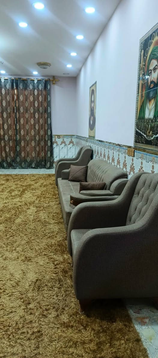 البيت : البناء طابوق السقف صب مسلح الارضية كاشي الجدران سيراميك ( ٣ غرف نوم + هول + مطبخ + استقبال + بيتونه + طارمه كبيرة و حديقه + صحيات داخلية و خارجية...
المشتمل : غرفة نوم + هول + مطبخ + صحيات داخلية و خارجية + مخزن صغير ... ملبوخ و كامل و السقف ساندويش 

ترك داير ما داير البيت بيتونه و ستارة كاملات 
البيت ما ناقصه شي... يبعد عن الشارع العام تقريبا ٥٠٠ متر 
و مرقم و كامل للتفاصيل اكثر الاتصال بالرقم ***********
