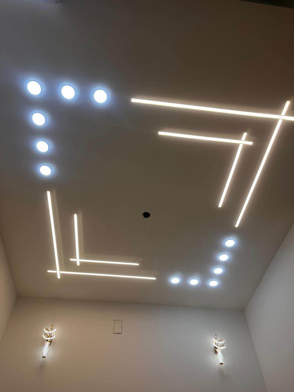 (الحمدلله والحمد حقة كما يستحقه حمداً كثيراً طيباً مباركاً). دار للبيع الكرامة الثانية مساحة الدار   154 واجهة 7.8م ونزال 20م  فول مرمر ارضيات الطابقين مع الإزارة والواجهة كلها مرمر تانكيات ماء عدد 2 سخانات عدد 2  درج جام مقسى شبابيك المنيوم مقطع تركي 7.5  ابواب تركي الداخلي مع القاصات فول سقوف ثانوية 5غرف نوم منها غرفتين اسويتات وستقبال 7*4.  هول7.25م*4م مجمعات صحية عدد 2.  من غير  السويتات مناور عدد2. مطبخ  لمعرفة السعر *********** او*********** حجي مشرق حلة, بابل
