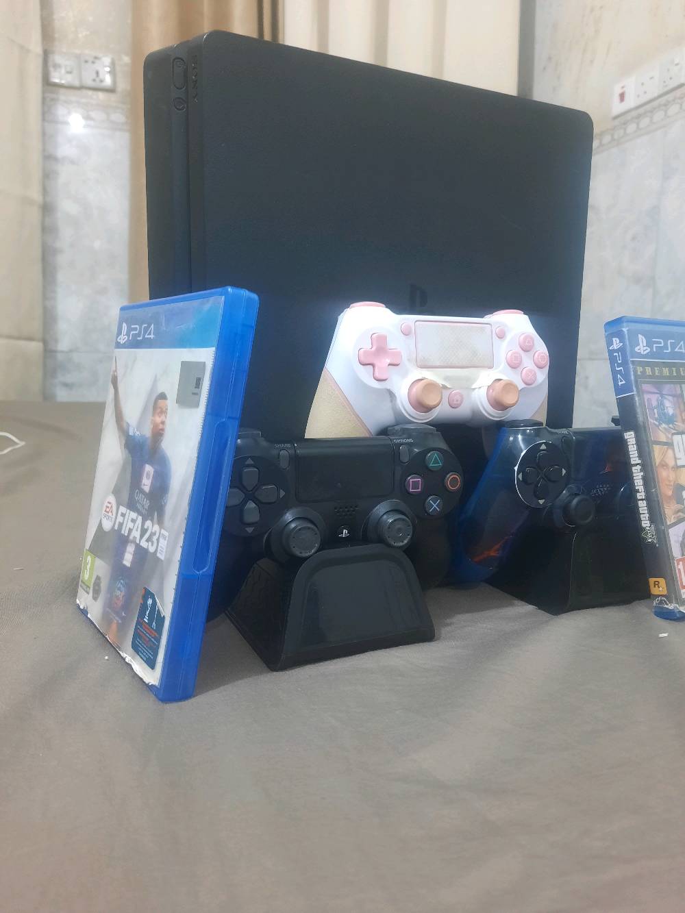 أنا أبيع جهاز بلاي ستيشن 4 بحالة ممتازة مع ثلاث دراعات تحكم ولعبتين: "جراند ثيفت أوتو V" و"فيفا 23". الجهاز يستخدم قليلاً والملحقات بحالة ممتازة.