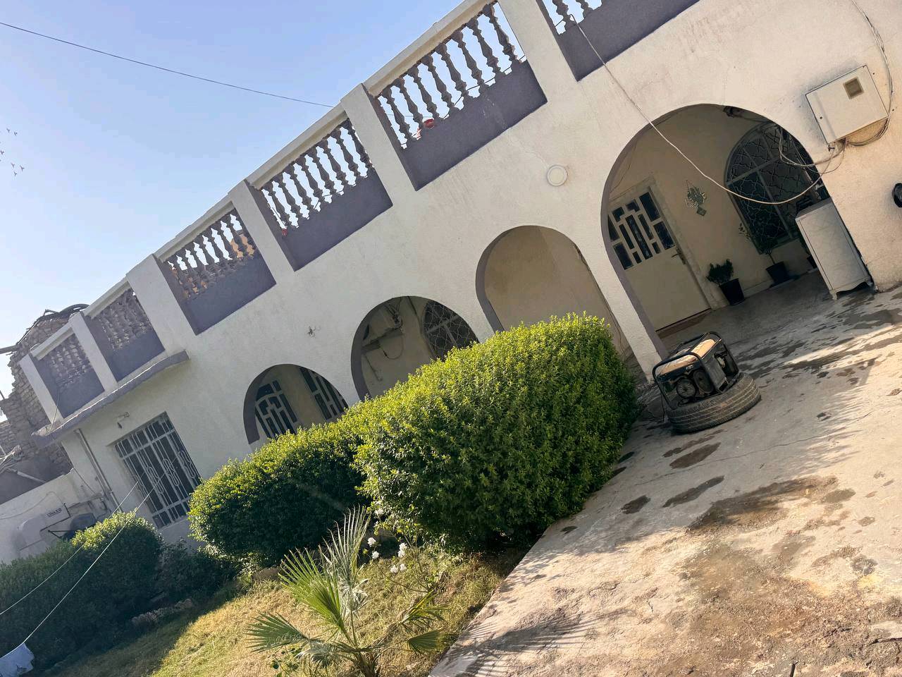 إعادة نشر بسبب الوعود دار للبيع طابو صرف في الصويره حي الحسينية شارع المواكب مقابل محل ادوب الخيكاني داخل دربونه عرضها ٣م مساحة البيت ٣١٥ م طابق واحد يحتوي على ٣ غرف نوم واستقبال ومطبخ وصاله و٣ صحيات للأستفسار الاتصال على الرقم *********** او وتساب