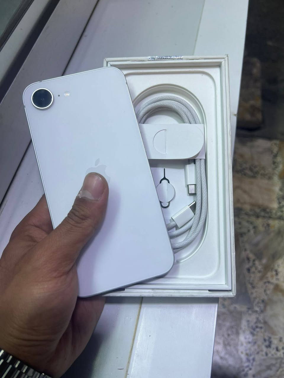 سلام عليكم 
ايفون 16e
لون ابيض ضمان ABM
مستخدم قليل مشحون 15 مرة 
كيبلة بعدة ممفتوح الجهاز نضافة كدام عيونكم سعرة 870 وبي مجال ، تواصل ***********
