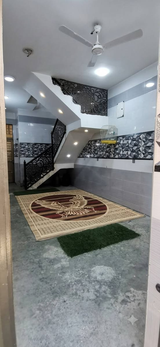 دار للبيع في منطقة الخطيب الزراعي – شارع الشركة (مقابل سكلة حيدر الكناني)
فرصة مميزة للسكن أو الاستثمار في موقع تجاري ممتاز ومتكامل بالخدمات.

📍 الموقع: الخطيب الزراعي – شارع الشركة – مقابل سكلة حيدر الكناني
📐 المساحة: 100 متر مربع
📌 الواجهة: 8 متر
📌 النزال: 12.5 متر

🏠 الدار مكون من 3 طوابق

الطابق الأول يحتوي على:
• 🛋️ استقبال
• 🏡 حولي
• 🛏️ غرفة
• 🍽️ مطبخ حار
• 🍽️ مطبخ بارد
• 🚿 حمام داخلي
• 🚿 حمام خارجي

الطابق الثاني يحتوي على:
• 🛏️ 3 غرف نوم
• 🚿 حمام
• 🌅 بلكونة خارجية
• 🏡 هول داخلي

الطابق الثالث يحتوي على:
• 🏡 حولي
• 🛏️ غرفة
• 🏠 سطحين

💰 السعر النهائي: 160 مليون دينار (قفل)

للاستفسار أو حجز موعد للمعاينة يرجى التواصل على الخاص.
📞 ***********

#دار_للبيع #الخطيب_الزراعي #بغداد #شبكة_دلال_العراق
