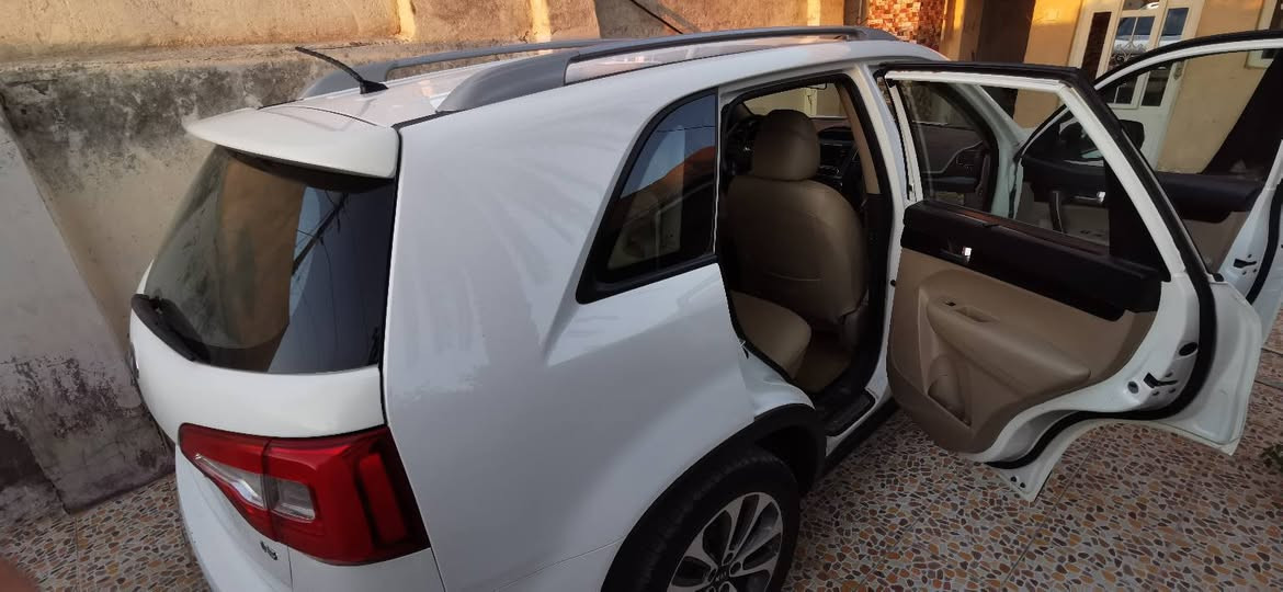 سورنتو خليجي 2015.V6 مكفول كفاله عامه سبعه راكب ماشيه 200. رقم واسط انكليزي جديد تحويل مباشر.  كاميره خلفيه حساسات خلفي امامي مري اشاره شفط ترحيب اناره داخلي تحكم ستيرن جهتين تدفئة تبريد ثلج ❄️❄️ تخم تاير جديد باتري جديد صدر خلفي امامي جديد سياره جاهزه وحلوه كلش السعر 195 وبيها مجال جدا قليل التواصل علئ الرقم فقط ***********
