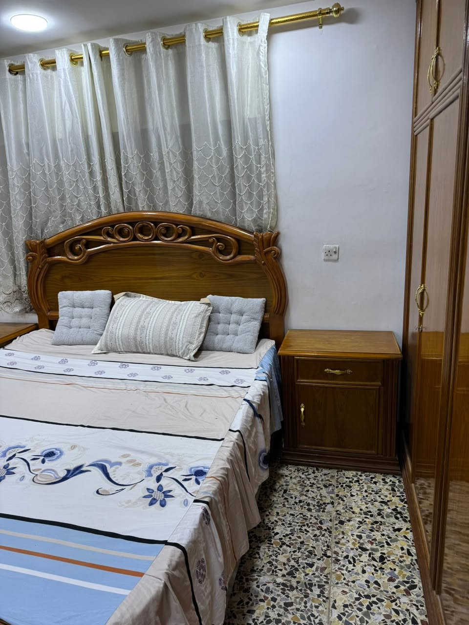 السلام عليكم
غرفة نوم صاج داخل وخارج شغل درجه أولى
7 قطع 
كنتور 6 بيبان ملحق
غرفه نظيفه ثكليه ممتعوبه
سعر 1350000
لتواصل واتساب ***********
