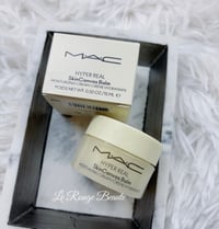 ترطيب عميق: يوفر ترطيباً فورياً يدوم حتى 24 ساعة، مما يمنح البشرة مظهر...