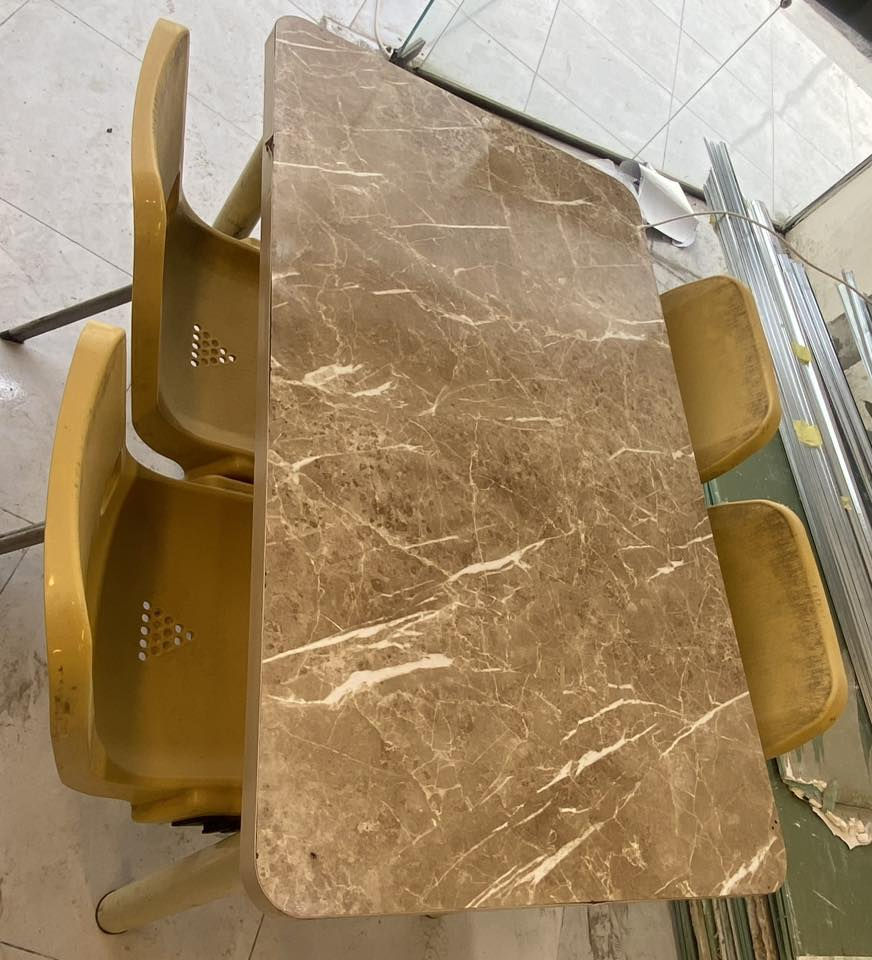 ميوز عدد ٤
كراسي عدد ١٦
للبيع 
مكاني الرمادي الثيلة 
رايدها ب٢٠٠ الف
***********
