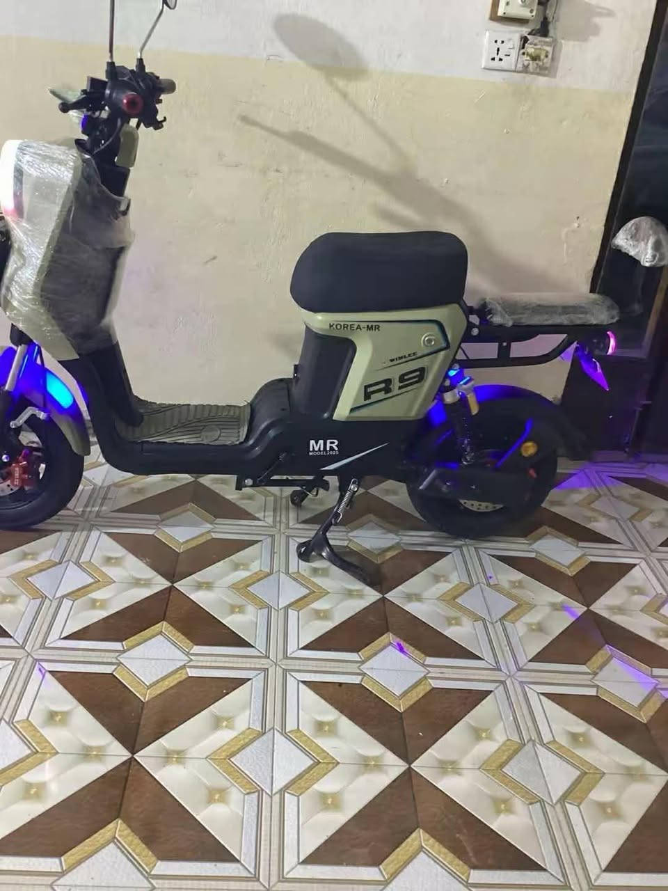السلام عليكم دراجة ار 9 2025 5باتري دراجة نضيفةبيهة نظام المبارك ونظام R السعر 475 وبيه مجال الرقم***********
