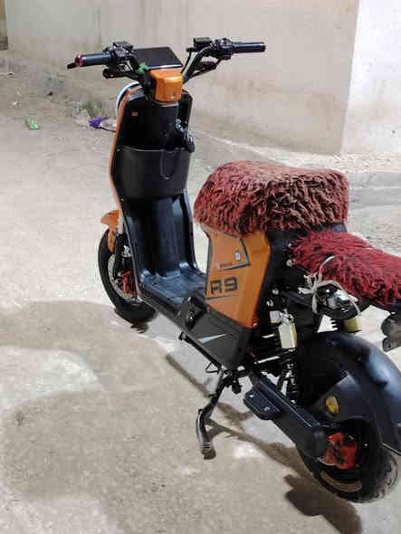 دراجة للبيع نضيفة ومكفولة من كلشي وما بيهة أي عطل كلشي شغال آر 9 أمبير 16 خمس بطاريات ما بيهن أي شي ومكفولات بسبب البيع مطلوب فلوس وستعجل على بيعها العنوان البصرة كرمة علي الرقم *********** ٣٧٠ وبيهه مجال بسيط
