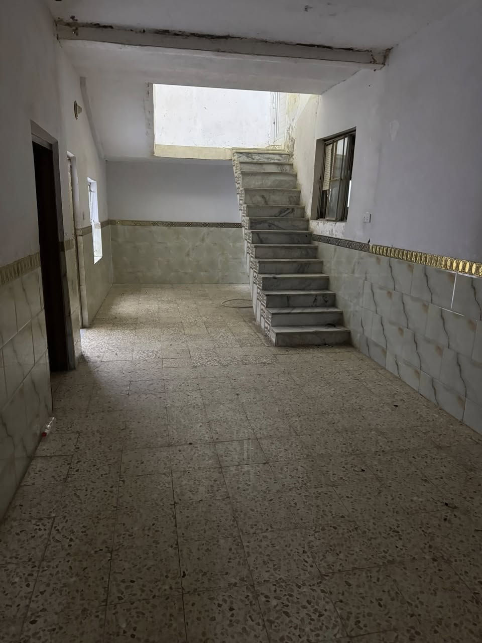 سلام عليكم يوجد دار ليجار المساحه ٢٠٠ م حي الوحده لاسلاميه قرب حسن المضمد علا شارع العام بي ٤ غرف نوم ستقبال بيت نضيف يصلح سكن يصلح صالون كلشي يصلح اي ستفسار لاتصال ***********
