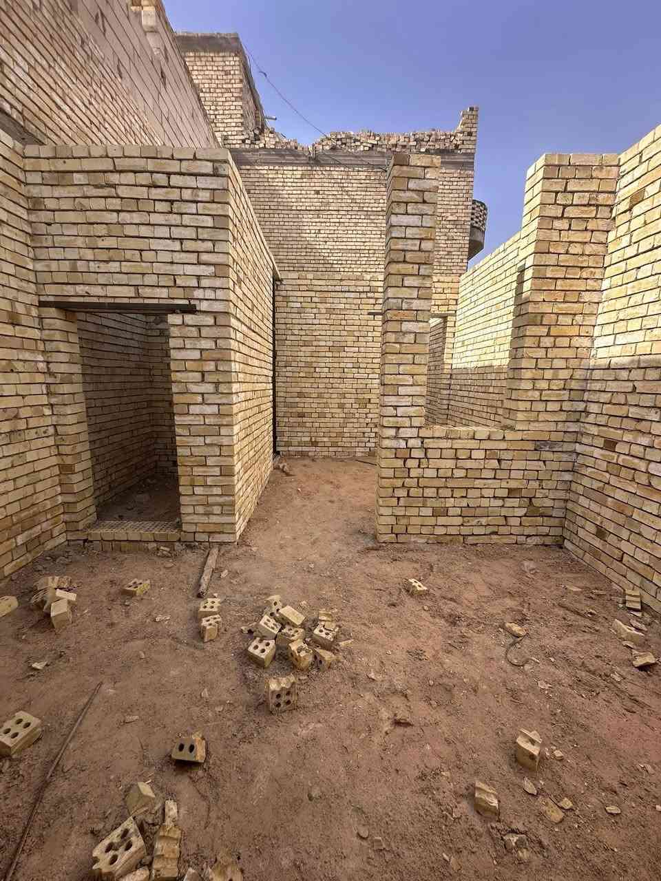 ‏يوجد عندنا 50 متر منطقة 53 قريبة على شارع 60 مفتوحة من شارع 30 مقابيل مول حكاية البيت هيكل غير مسقف سعر الخمسين 35 مع المجال اتصال على رقم التلفون ***********
