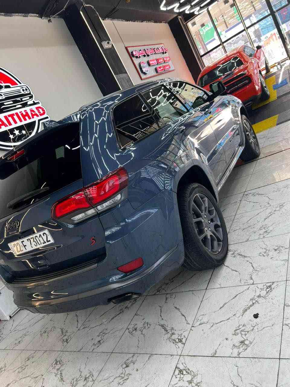 جيب شيروكي (S) 2021 
لون مميز 
رقم اربيل 
السياره بدون صبغ  فقط  نفس القطع مفتوحه من امريكا ومشدوده 
🚨 رادار مع مانع تصادم أمامي
⚠️ تحذير الخروج عن المسار
السياره جكات صعود ونزول 
🔶 نقطة عمياء
🛞 دفع رباعي 4x4
🪑 مقاعد جلد فاخرة
🔌 مقاعد أمامية كهربائية
💾 ذاكرة لحفظ وضعيات الجلوس
♨️❄️ تدفئة وتبريد المقاعد الأمامية
♨️ تدفئة المقاعد الخلفية
⚙️ مقود كهربائي
♨️ تدفئة ستيرن
🌤️ سقف بانوراما
📀 شاشة 8.4 إنج
🗺️ نظام ملاحة GPS
🏔️ نظام خاص للطرق الوعرة
💡 مصابيح أمامية زينون
✨ LED لايت أمامي
🌫️ كشافات ضباب زينون
📡 تشغيل عن بعد
📡 حساسات خلفية
📷 كاميرا خلفية
💦 بخاخ ماء لتنظيف المصابيح الأمامية
🪞 مرايا بتعتيم ذاتي
🔁 مرايا جانبية قابلة للطي كهربائياً
📞 بلوتوث هاتف
⏹️ تشغيل وإطفاء أوتو للمحرك
🛑 نظام بريك أوتوماتيكي
 السعر  255 $$
اتصال ***********
مكان تواجد السيارة: بغداد العامريه بغداد, العراق
