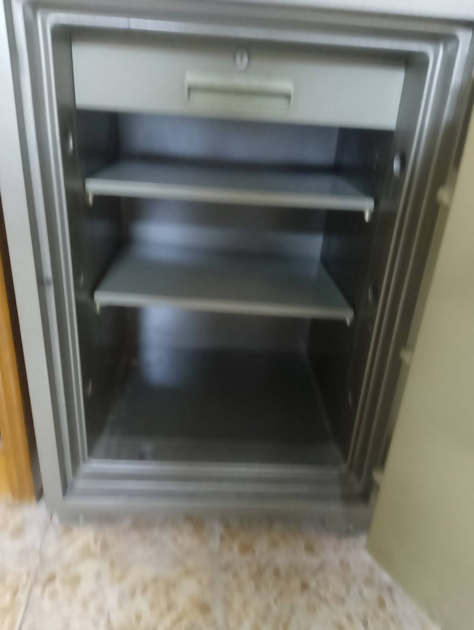 سلام عليكم خزنه جديده ضد الحريق  البيع  مكاني بغداد ثعالبه وره صطيرت شعجب سعر 350وبيها مجال  ***********
