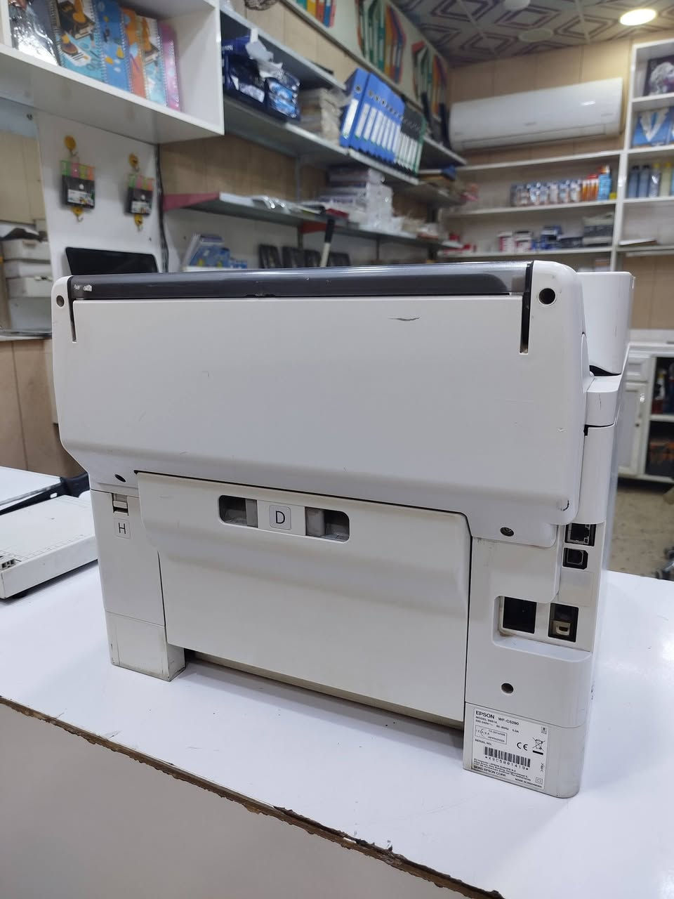أيبسون ( EPSON 5710) شغالة بصورة جيدة
السعر ٤٠٠ الف 
للتواصل : ***********
