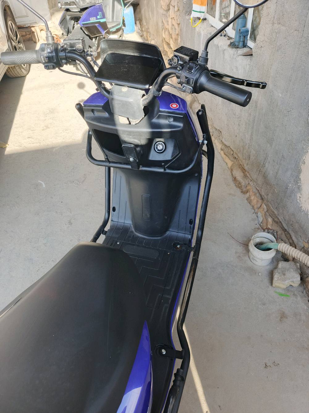 السلام عليكم عدني دراجه للبيع الدراجه كامله من كلشي ما بيها اي نقص لايتات تبل اشاره 
بكهت كلشي شغال 3 سرع سرعتها الحقيقه 75 كيلو تمشي خير الله بس ملف 1500 شاشف ايباد صندوك واسع لل تخزين تأيرات جديتاد المحافظة الأنبار الخالديه 