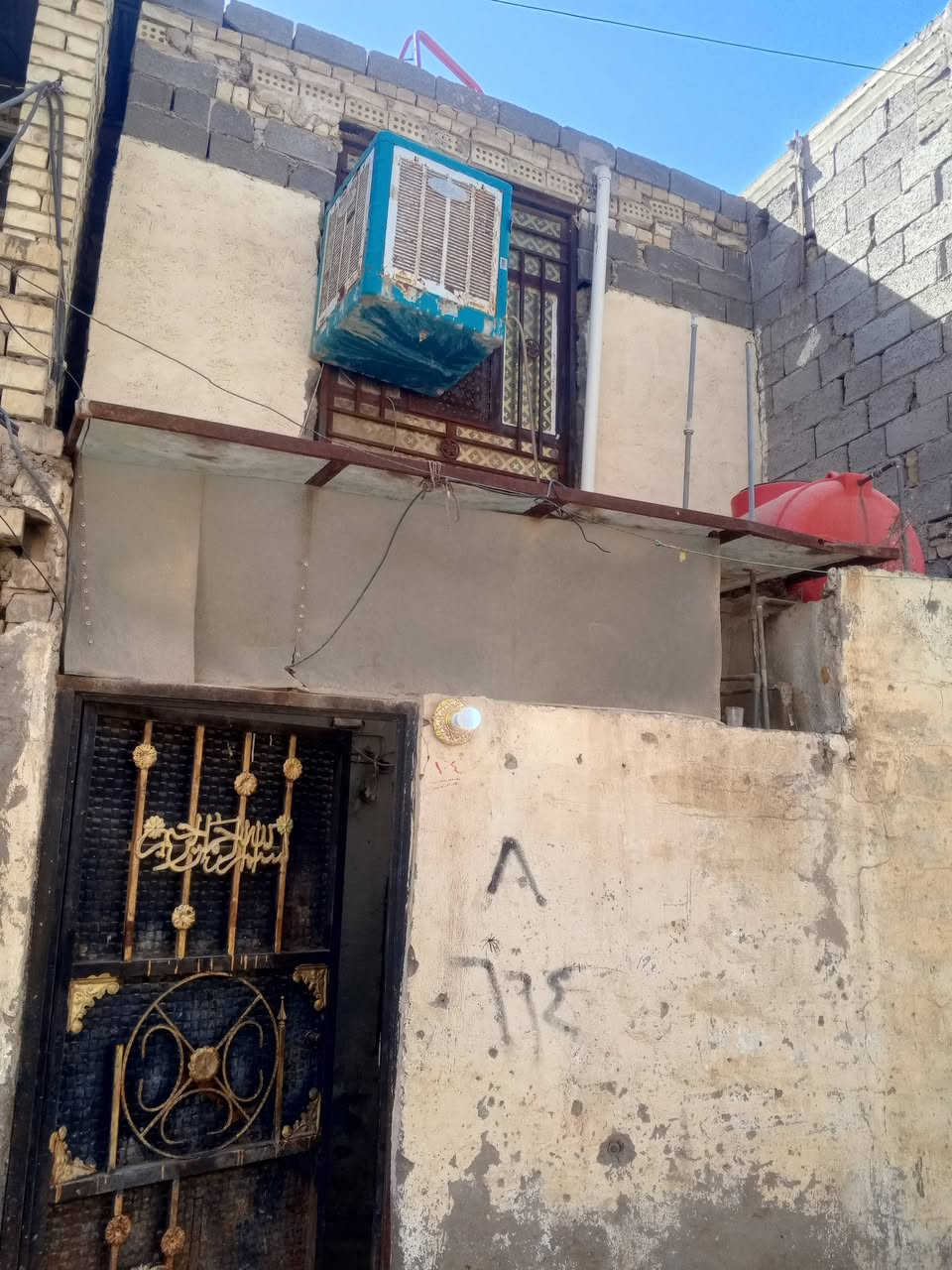 السلام عليكم بيت للبيع مساحه 50 متر حي اور منطقة الشيشان طابقين استقبال ومطبخ وغرفتين نوم وفوك مخزن وبيتونه سعر 40 وبي مجال ***********
