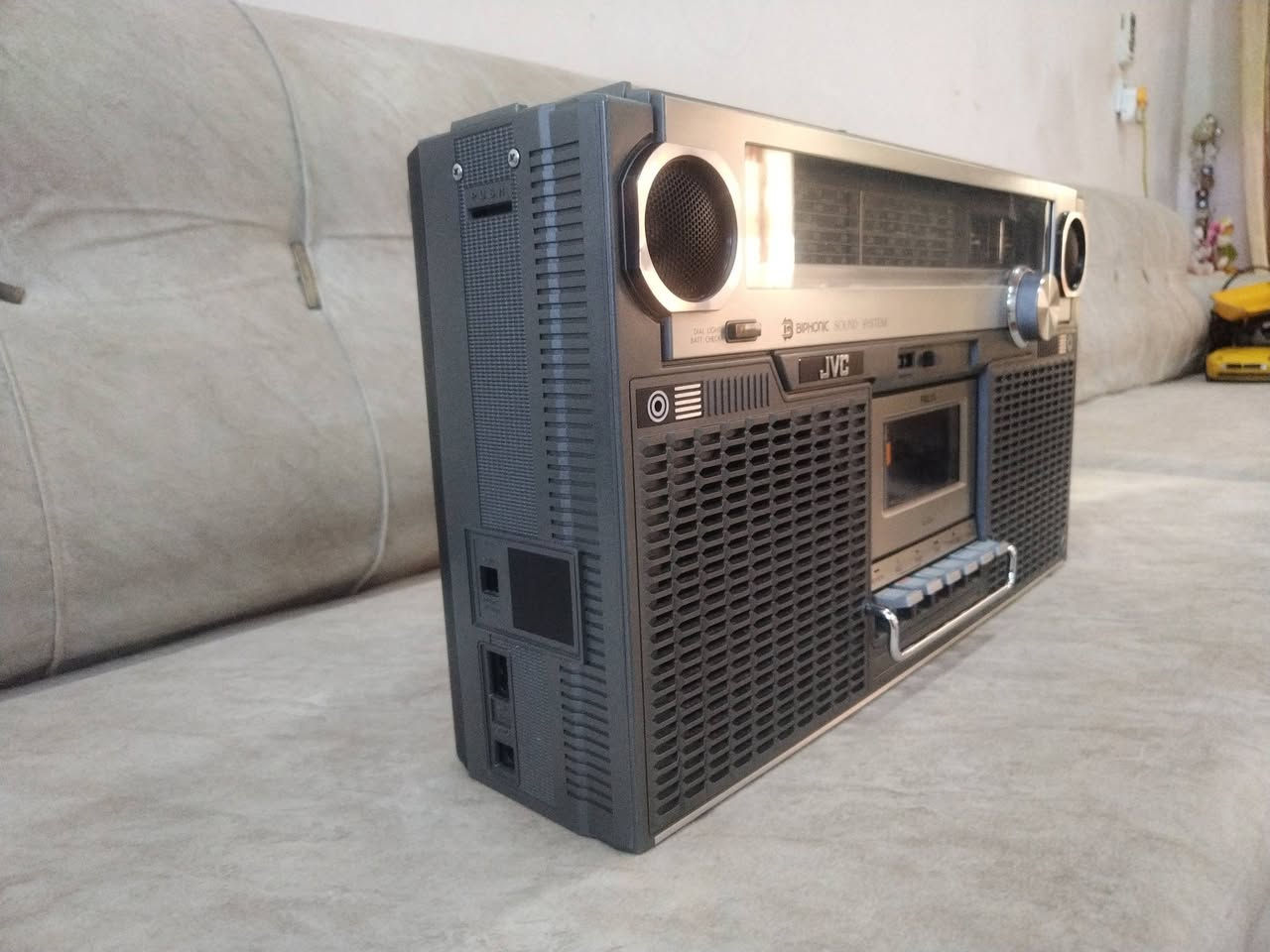 من رخصة الادمن المحترم جهاز مسجل مع راديو نوعية JVC صناعة يابان شغال شرط شغل ويطبع كاسيت مسجل كهرباء 220 نظافتها تقريبا 95% السعر 225 ألف دينار للطلب والاستفسار اتصال على أرقام التالية (*********** )(*********** )ويوجد توصيل لكافة محافظات العراقية
