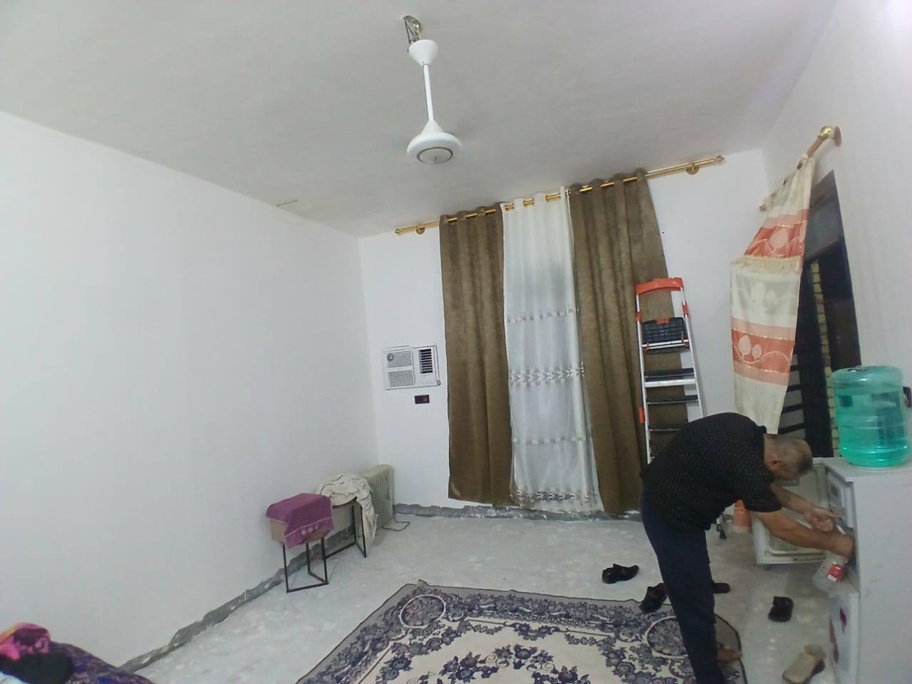 سلام عليكم بيت ٢٠٠بناء ٩٠متر باقي وري البيت ١١٠متر 
ستقبال و مطبخ وصحيات بناء جديد ٢٠٢٦ سعر ٢٨وبي مجال  حي لامين مجمع الامير السكني النموذجي كافت الخدمات ماء كهرباء ناره اليليه ارصفه شوارع تبليط ١٢متر اكثر الاستفسار نتصل ***********
