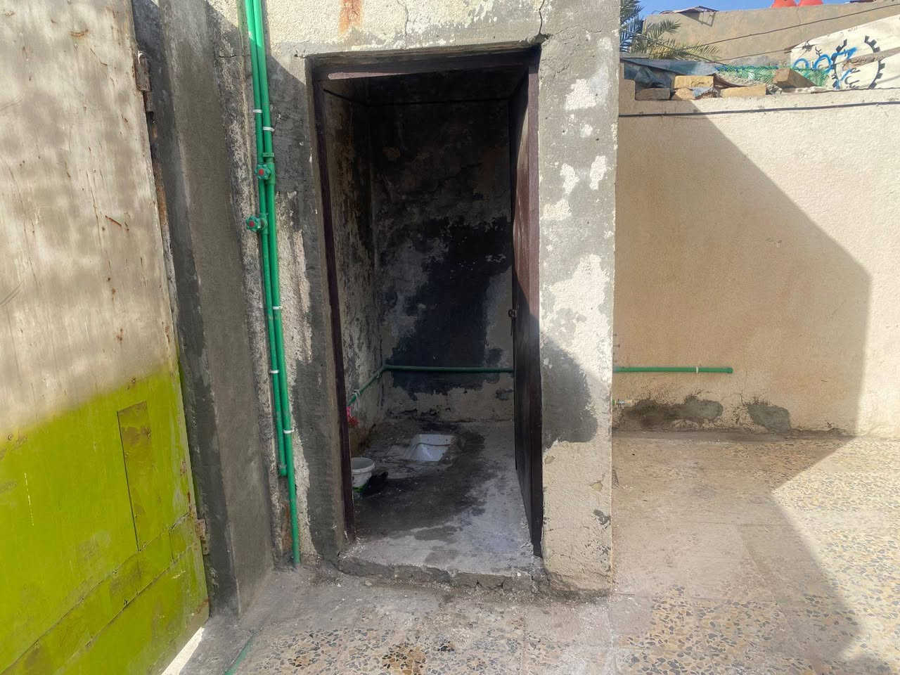 # للايجار
دار سكن في منطقة حي العسكري 

المساحة 210 متر 

يحتوي .. غرفة وكلدور هول وبراني وصحيات 

السعر والتفاصيل مراسلة الصفحة او الاتصال على الرقم 

***********
