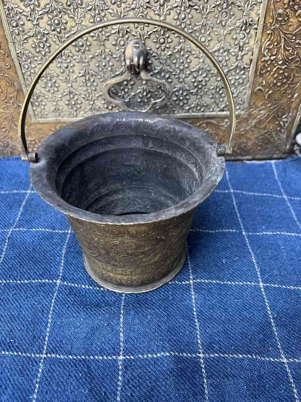 دلو نحاس احمر قديم نقش يدوي مختوم ايضا ارتفاع 18 سم
واتساب ***********
