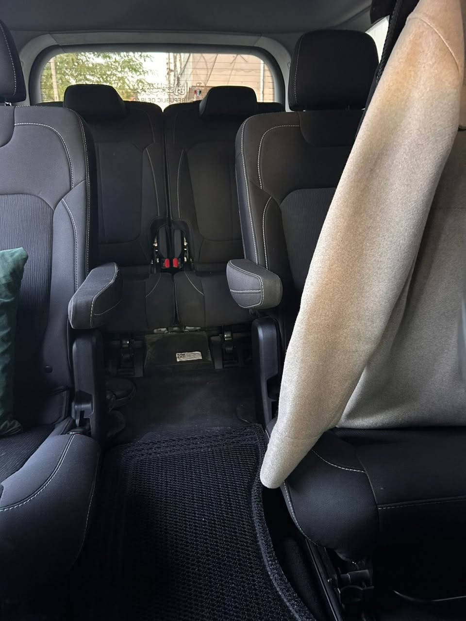 السلام عليكم
جيب كراند شيروكي الشكل الجديد
الموديل  :  2023 وارد امريكي
الحادث بصورة مبدل بنيد ابلادي وجاملغ ابلادي ودعامية ابلادية يعني سيارة كفالة عامة من الصبغ تصليح السيارة درجة اولى 
* المحرك   :  3600  6V
عداد السيارة : 1800 ميل
٧ راكب كشن منفصل 
* كاميرا خلفية
* دفع رباعي
* قيادة ذاتية عند المنعطفات
* رادار امامي مانع تصادم
* تحذير الخروج عن المسار
* نظام التوقف الآلي
* تحذير النقاط العمياء
* نظام تحذير عند المنعطفات
* نظام تقليل الضجيج داخل المقصورة
* شاحن موبايل واير ليس
* مرايا تعتيم ذاتي
* نظام الصوت من البينا 11 سماعة
* شاشة كبيرة 10.1 انج
* نظام الخرائط   GPS
* لوحة القيادة دجتال  بقياس 12 انج
* المصابيح الأمامية زنون
* كشافات ضباب
* دخول ذكي
* انارة محيطية
*
* المقاعد الأمامية كهرباء
* 
* حساسات خلفية
السعر 285
المكان البنوك 
***********
