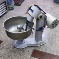 ١. عجانة ١٥ كيلو ( مجددة البولبرنات)  ٢.هلاسة دجاج جديدة بالكارتونة قط...