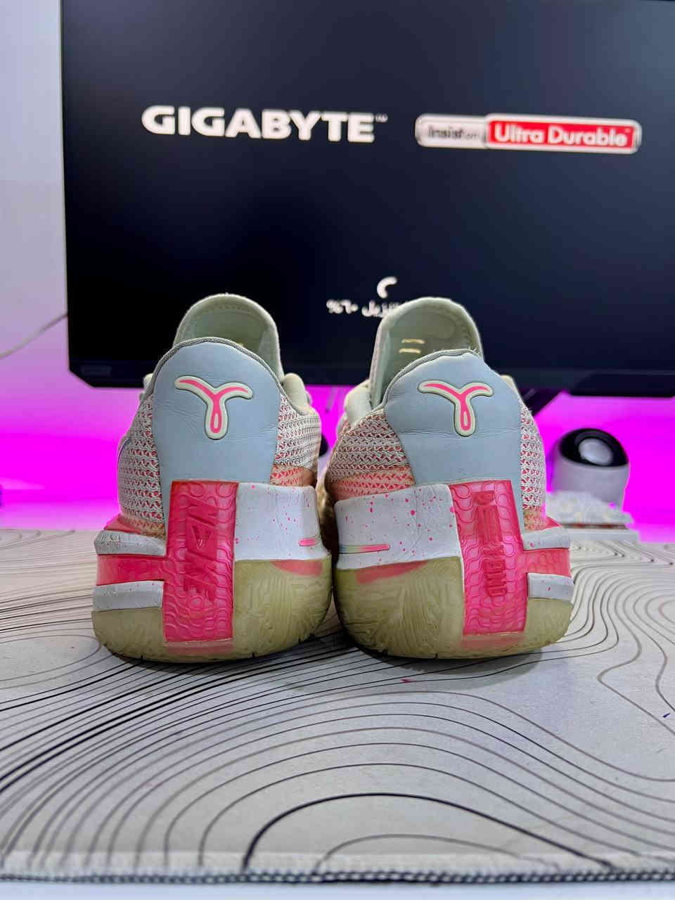 سلام عليكم نايك زوم اصلي  ڤيتنامي شرط ادك الباركود يطلعلك بلموقع ونفس القطعه نضافة مية بل مية وكاله اذا مو وكاله مرجوع يجي بي فتحات تهويه والطركه تجي جلاتين مناسب للصلات للجم قياس 43 طول قدم 27.5 ميلبس أكثر 
###القطعه مستخدمه نضافتهة مية بل مية زلغة مابيهة 
السعر 30 آلف قفل مع توصيل تصير 35 رجائاً 💜💜
عندي مشكله بل خاص راسلني واتساب او علق وأني اطبلك ***********
