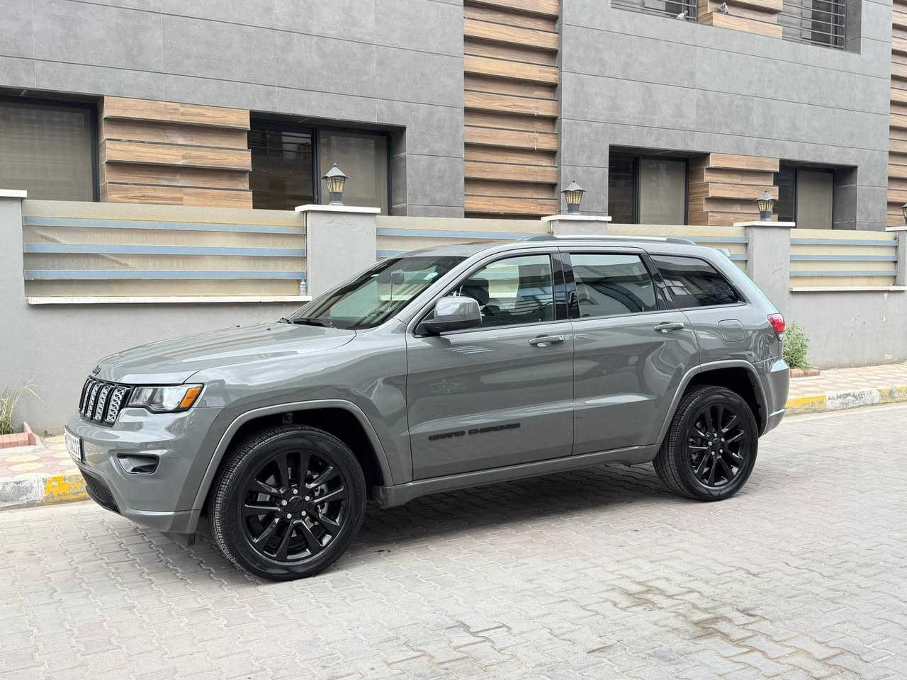 تحيه طيبه السلام عليكم
جيب بلاك توب كندية Jeep Grand Cherokee
مكفولة من الدعامية الامامية إلى الخلفية
اللون / إسمنتي 
موديل /  2021
الرقم شمالي سنوية بأسمي 2027
العداد / 59600 Mi قابل للزيادة 
المواصفات :———
فتحة / سقف سلايد
رادار جانبي / يمين & يسار 
كشنات تدفئة & كهربائي 
كشنات جلد & شاموه
ستيرن تحكمات فول & تدفئة ستيرن
نظام البانزين / Eco & Sport
بصمة تشغيل عن بعد
شاشة كبيرة متحركة 
مداخل / AUX & USP
المحرك / 3600 
الصندق كهربائي 
حساس خلفي 
هوك خلفي كهربائي 
دفع رباعي 4 * 4
السعر 313 ورقه وبيها مجال 
اي استفسار 
***********
مكان بغداد حي جهاد
