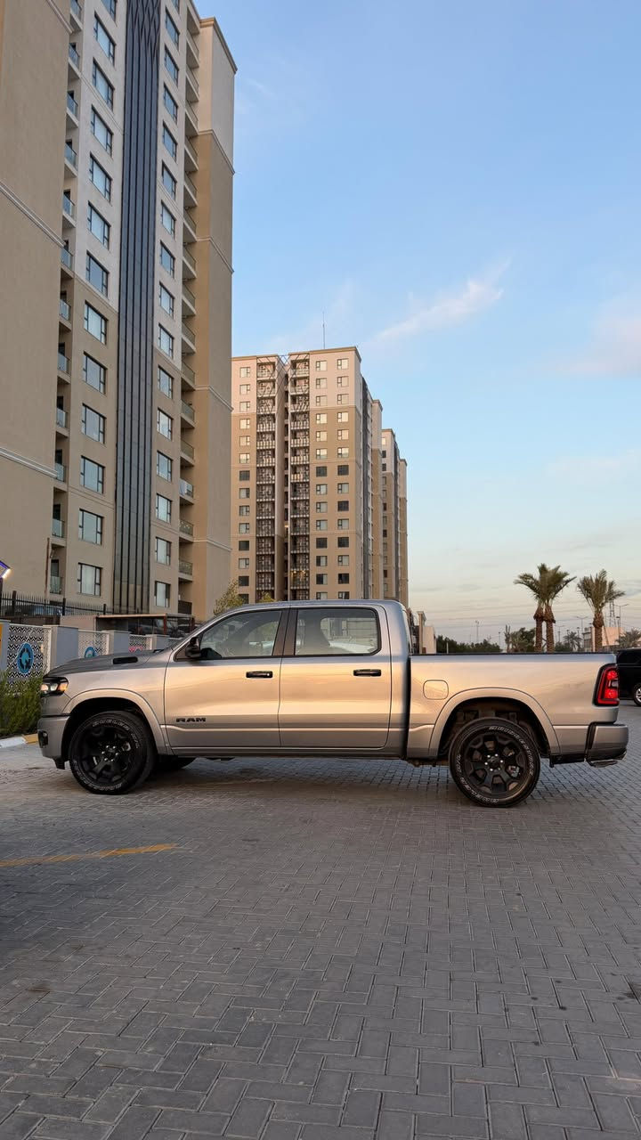 السلام عليكم ترهم مراوس
دووج رام 2025 
فئة Lone star ⭐️ 
باب طويل بدي قصير
يسره كلير
ماشية 11 الف ميل 
محرك 6 سلندر توين تيربو 
رادرات 360 
شاشة تيسلا بلادية
سستم الباين 
رادار امامي  
تثبيت مسار 
اماكن تخزين تحت المقاعد الخلفية 
قاصة 
كامرة دوارة 
صور الحادث مرفقة التفاصيل كلها مذكورة 
حادث جدا بسيط بنيد تبديل وصبغ وجاملغ
والسيارة مصلحة بالوكالة بامريكا وحتى السستم الايرباك  بلادي  
 ***********
بغداد البياع
