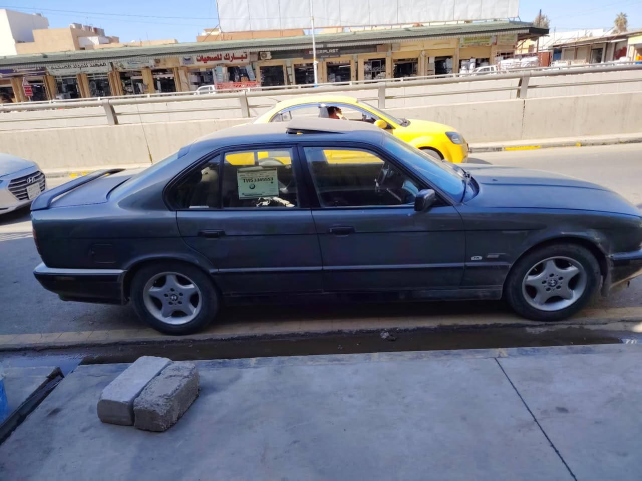 السلام عليكم
Bwm للبيع 520 

موديل 1991 لون رصاصي فيراني 

بدون حادث  

رقم نينوى كابون بانزين بيها

سنوية لل2028  

تحويل مباشر 

محرك كبس عادي 
سلايت شغال

كير عادي بدون تبريد 

السعر 40 وبيها مجال 

للتواصل  ***********
