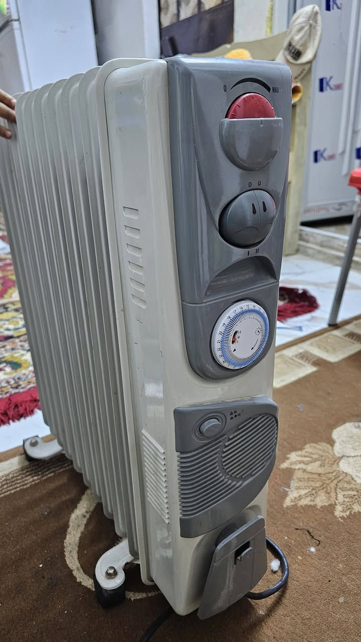 السلام عليكم للبيع صوبة زيتية 11 خانه نضيفه جدآ استخداد موسم واحد الصوبة فيها مؤقت تشغيل واطفاء وفيها فان هيتر خارجي هواء حار جدآ وحساس عند سقوط الصوبة السعر ٥٠ الف فقط *********** واتساب (بلد)
