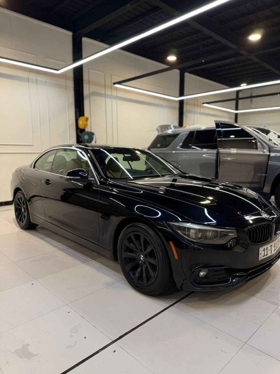 bmw موديل 2018 نوع كوبى الفئة i430 السيارة كشف حديد ثلاث قطع تنزل بالصندوق كشنات جلد لون اسود دواخل جوزي ماشيه 120  باب واحد رقم بغداد بأسمي بدون حادث تقرير مياه امطار تعمل وتسير فقط بيع بدون مراوس السعر 15000$ السيارة فول مواصفات كامله من كلشي بدون نواقص وشرط الفحص العنوان بصرة
***********
