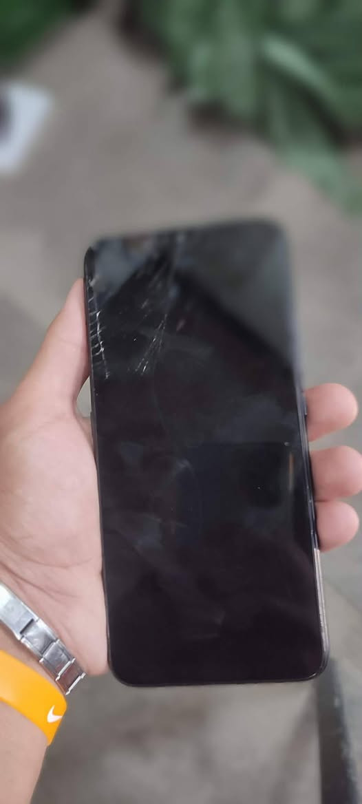 سلام عليكم جهاز البيع عوزة بس شاشة شاشتة مكسورة مثال مامضح السعر 30المكان بغداد العبيدي حي رئاسة رقم ***********
