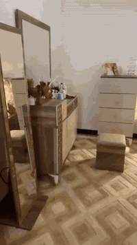 غرفه استعمال شهريين اخذتها بمليون ونص اريدها700قفل تتكون من 9قطع الكنتور 6ابواب سرير مخزن +ملحك ويه السرير هم مخزن +اضائه ويه السرير
***********
