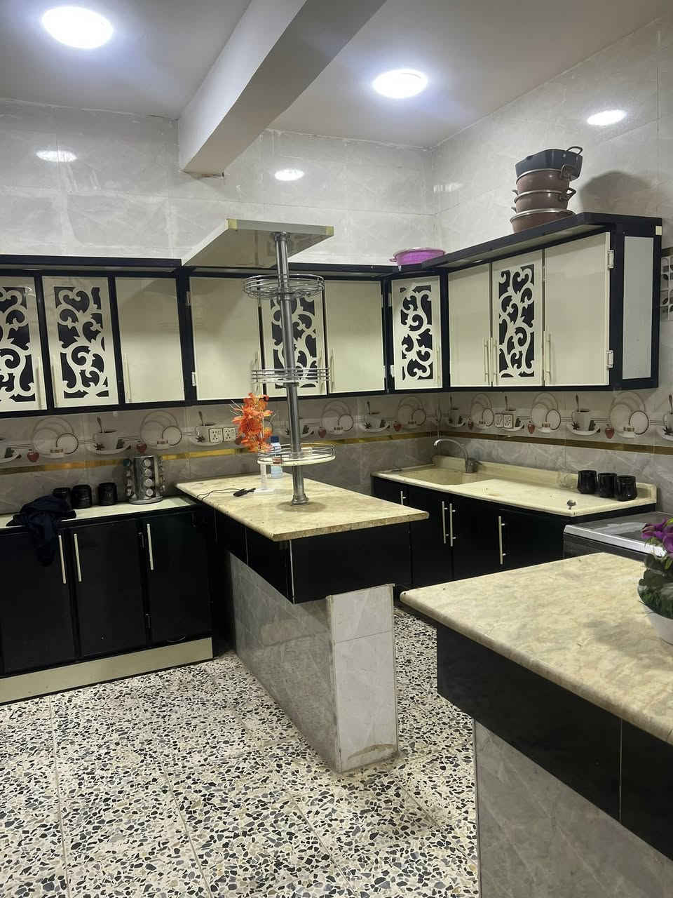 بيت زراعي قريب على شارع زمن ٢٠٠متر غرفتين وصاله ومطبخ حار وبار واستقبال ٨امتار صحيات حمامات خارجيه وداخليه ماء وكهرباء ومجاري ***********
