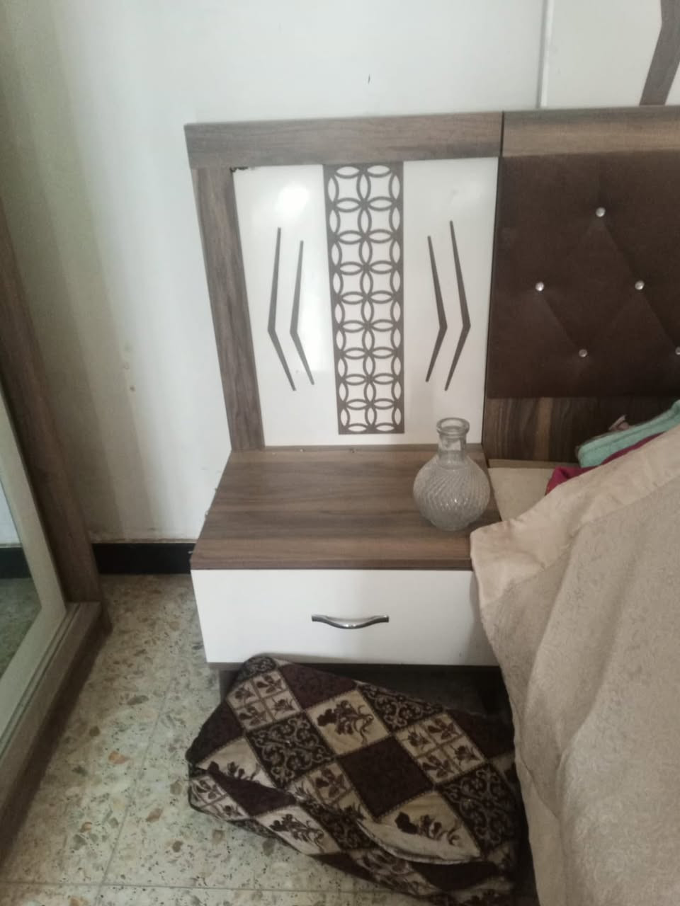 سلام عليكم اخوان عندي غرفه كامل ام كمله مابيه شي حبينه انغير ديكور تتكون الفرفه كنتور بابين جربايه نفرين ميز تولية ميز امرايه سعره 300بيها مجال او عندي 3جرابي ام النفر حديد كلشي مابيه اخو الجديد الوحده 60بيها مجال او عندي ميز مال طعام كامل امكمل هوه اوكراسيه الكراسي سليمات هنه او الميز 200 لتواصل على هاذه الرقم بيه واتساب او رصيد***********
