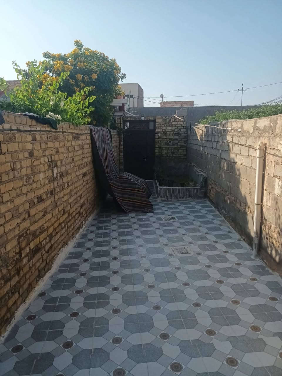 بيت للبيع زراعي المساحه 170 متر
غرفتين وصاله ومطبخ وحمامات داخل وخارج وبراني ممر خلف البيت منطقة الدسيم *********** 
السعر 105 مليون
