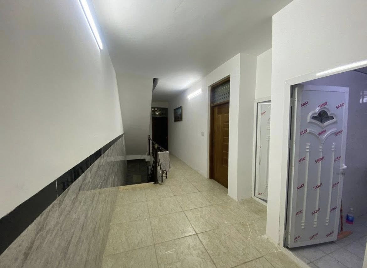 بيت للبيع🏠
المساحة 179م
الواجهة /6.5م 
النزال /27.5م
يتكون البيت من ثلاث طوابق
الطابق الأول استقبال كبير
مطبخين حار وبارد
صالة واسعة
 غرفة نوم  وخدمات صحية 

الطابق الثاني ثلاث غرف نوم مع خدمات صحية
الطابق الثالث غرفة نوم صالة كبيرة  وخدمات صحية

بناء حديث وموقع استراتيجي (موقع مميز وقريب من جميع الخدمات)
مناسب للسكن العائلي والاستثمار
 
الموقع في  حي سومر / الضباط شارع الحمام- الشارع العريض

للأستفسار 
***********
***********
